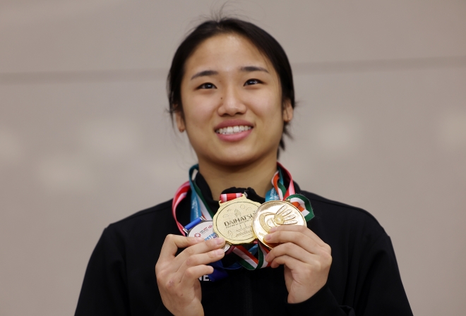 한국 배드민턴 여자단식의 에이스 안세영이 31일 인천공항을 통해 귀국하며 세계배드민턴연맹(BWF) 월드투어 3개 대회에 연속 출전해 따낸 금메달 2개와 은메달 1개를 들어 보이고 있다. 연합뉴스