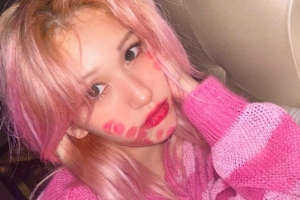 얼굴에 가득한 키스 마크…걸그룹 멤버, 당당히 공개