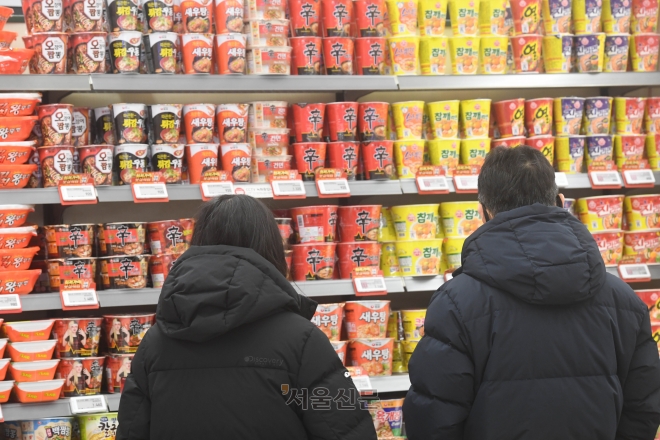 식품의약품안전처가 올 1분기 유통 식품 안전성 검사를 시행한다고 밝힌 가운데 31일 서울의 한 대형마트 라면 코너에서 한 시민이 라면을 둘러보고 있다. 홍윤기 기자