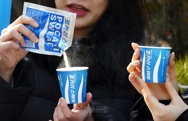 동아오츠카에서는 포카리스웨트 겨울 추운 날씨에 분말 제품을 따뜻한 물에 타서 마시는 새로운 경험을 제안하며 1일 서울 동대문구 서울사무소 앞에서 시연 행사를 했다. 2023.2.1안주영 전문기자