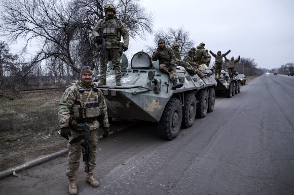 지난달 28일(현지시간) 돈네츠크 지역에 주둔한 우크라이나 군인들. AP