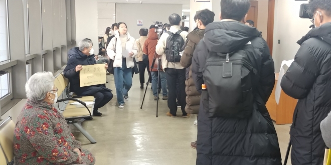 1일 금동관음보살좌상 항소심이 열리는 대전고법 법정 복도에 국내외 언론사 기자와 일반인 등이  방청권을 받기 위해 줄 서 있다.