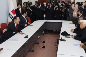 ‘민생 현안 소홀’ 지적 아팠나… 이태원 참사 유족 만난 與 지도부