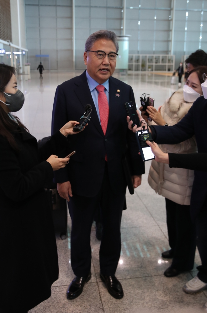 한미 외교장관 회담 참석을 위해 미국으로 출국하는 박진 외교부 장관이 1일 인천국제공항 2터미널에서 기자들의 질문에 답변하고 있다. 뉴시스