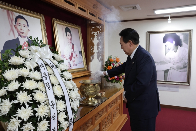 윤석열 대통령이 1일 오후 경북 구미시 박정희 전 대통령 생가를 찾아 참배하고 있다. 2023.2.1. 대통령실 제공