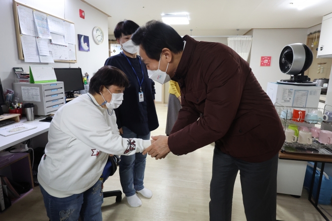 오세훈 서울시장이 1일 오후 강동구 고덕동에 있는 장애인 거주시설인 우성원을 방문해 장애인들과 인사하고 있다. 연합뉴스