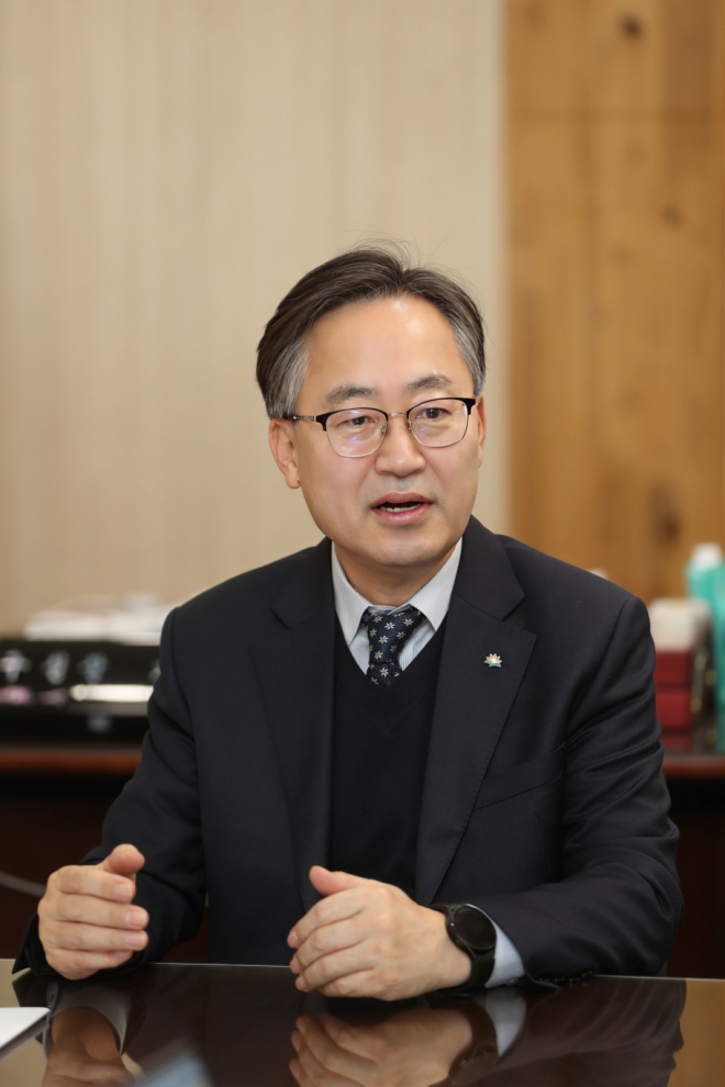 유성훈 서울 금천구청장이 1일 구청장실에서 서울신문과 만나 올해 금천의 구정에 대해 설명하고 있다. 금천구 제공