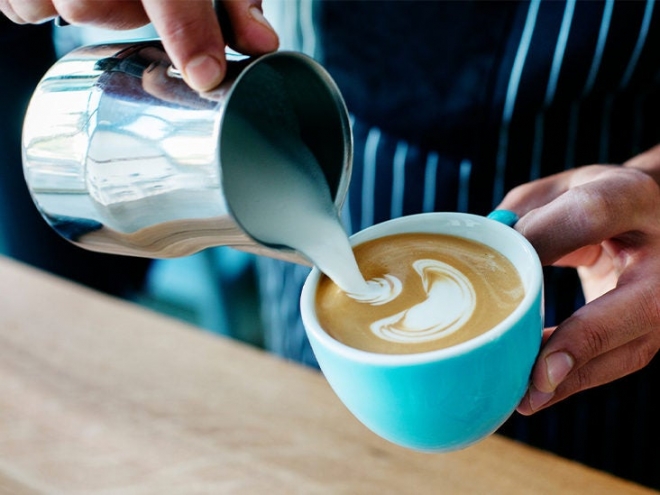 항산화물질이 많은 커피에 단백질이 풍부한 우유를 타는 것이 건강에 더 좋다는 연구 결과가 나와 주목받고 있다. 픽사베이 제공