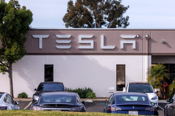 미국 캘리포니아주 샌디에고의 테슬라 서비스센터 앞에 테슬라 차량들이 주차돼 있다. 2023.1.13 로이터 연합뉴스