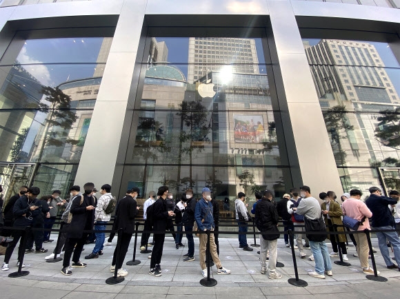 국내 애플스토어 3호점인 ‘애플 명동’이 문을 연 9일 오전 서울 매장에서 고객들이 입장을 위해 줄을 서고 있다. ‘애플 명동’은 국내에서 가장 큰 규모로 조성됐으며, 한국 애플스토어 중 처음으로 2층으로 만들어졌다. 2022.4.9 연합뉴스