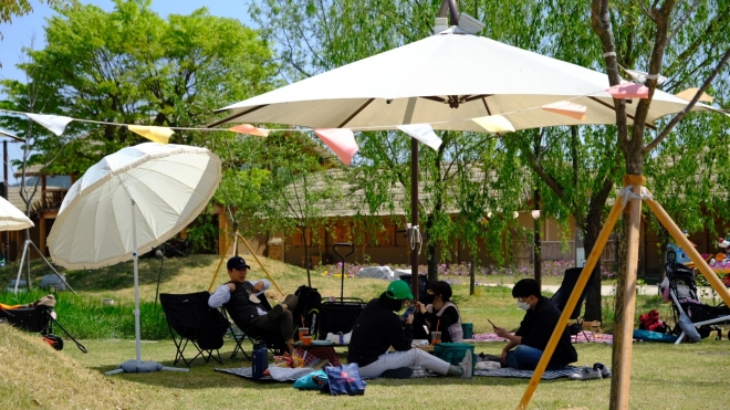 대가야생활촌 방문객들이 친환경 피크닉을 즐기고 있다
