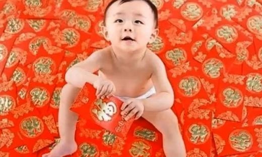 세뱃돈을 들고 있는 중국 아기. 유튜브 캡쳐