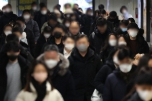 “한국·일본 국민, 왜 마스크 계속 쓸까?”…NYT가 분…