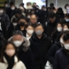 “한국·일본 국민, 왜 마스크 계속 쓸까?”…NYT가 분석한 이유