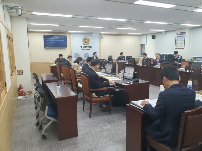 경북도의회 문화환경위원회가 소관 부서인 문화관광체육국 소관 2023년도 주요 업무보고를 받고 있다. 경북도의회 제공