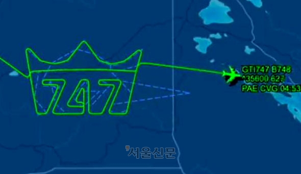 항공 추적사이트 플라이트어웨어에 따르면 마지막 보잉 747 기체(5Y747)는 1일(현지시간) 오전 미국 워싱턴주 페인필드 공항에서 이륙해 신시내티의 화물 항공사 아틀라스에어의 거점공항까지 날아가는 길에  ‘747’에 왕관을 씌운 듯한 모습을 한 궤적을 남겼다. 플라이트어웨어 트위터 캡처