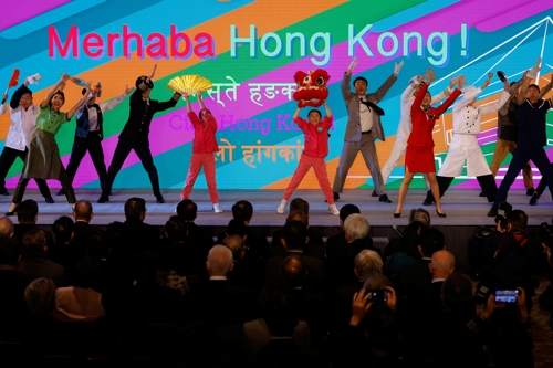 2일 홍콩 관광 진흥 행사인 “헬로 홍콩”에서 공연이 펼쳐지고 있다. 홍콩 로이터 연합뉴스