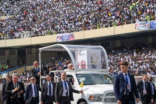 프란치스코 교황이 민주콩고 킨샤사에서 2일 수백만명의 환영 인파에 둘러싸여 있다. 킨샤사 AFP 연합뉴스