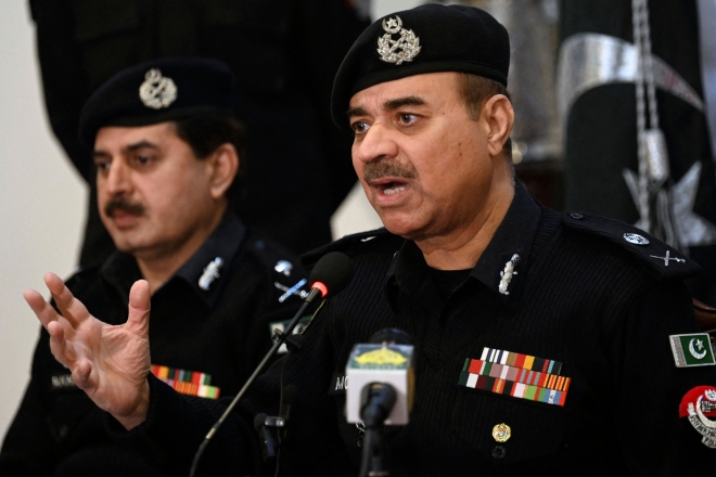 모스크 자폭 테러와 관련해 기자회견 하는 파키스탄 경찰 관계자