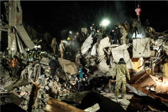 1일(현지시간) 러시아군 로켓 공격으로 파괴된 우크라이나 동부 도네츠크주 크라마토르스크의 한 아파트에서 구조대원들이 생존자를 수색하고 있다. 당국은 이날 공격으로 최소 2명이 숨지고 8명이 다쳤다고 밝혔다. 2023.02.02 크라마토르스크 AFP 연합뉴스