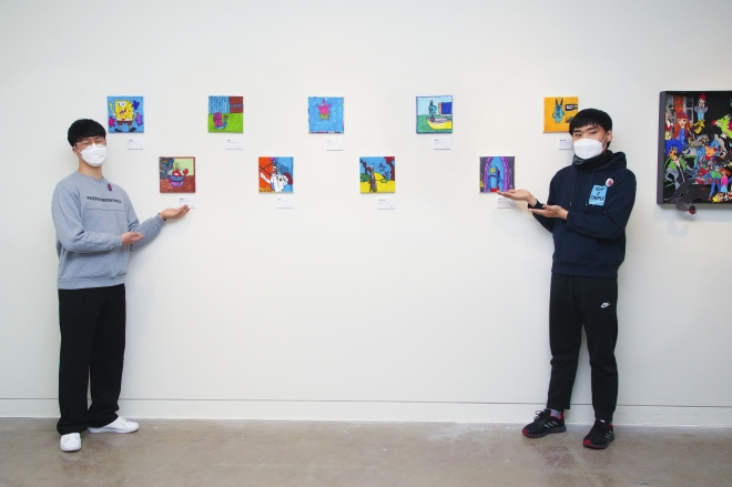 지난달 26일 서울 중랑구 중랑아트센터에서 열린 ‘지그재그 전시회’에서 이재석(오른쪽)씨와 김유성씨가 본인들의 작품을 소개하고 있다. 중랑구 제공