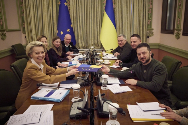 볼로디미르 젤렌스키(오른쪽) 우크라이나 대통령과 우르줄라 폰데어라이엔 유럽연합(EU) 집행위원장이 2일(현지시간) 우크라이나 키이우에서 열린 우크라이나-EU 정상회담에 참석하고 있다. 2023.2.2 우크라이나 대통령공보실