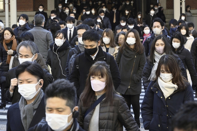 마스크 쓰고 출근하는 일본 시민들 일본 도쿄역 밖에서 마스크를 쓴 시민들이 출근하고 있다.  도쿄 AP·교도통신 연합뉴스
