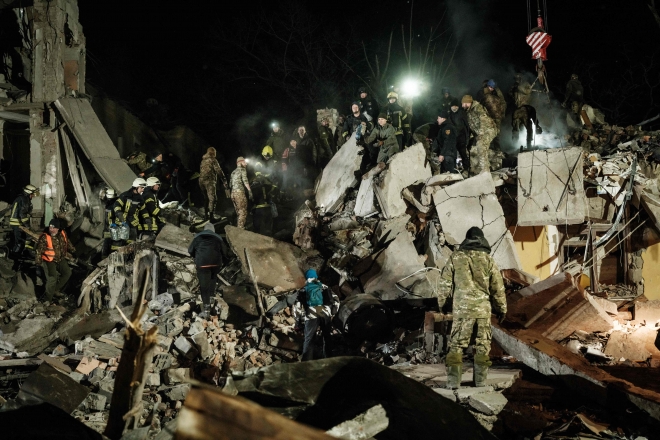 1일(현지시간) 러시아의 이스칸데르K 미사일 공격으로 파괴된 우크라이나 동부 도네츠크주 크라마토르스크의 한 아파트에서 구조대원들이 생존자를 수색하고 있다. 크라마토르스크 AFP=연합뉴스