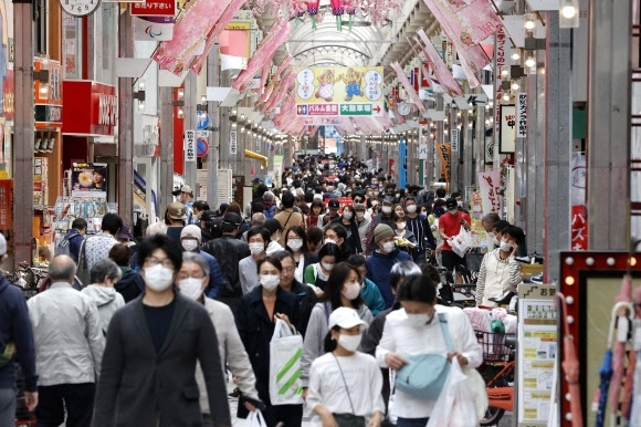 19일 오후 일본 도쿄도 시나가와구의 상점가에서 마스크를 쓴 인파가 붐비고 있다. 2020.4.20 로이터 연합뉴스