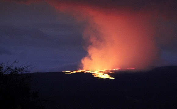 세계 최대 활화산인 하와이 빅아일랜드의 마우나로아산이 용암을 분출하고 있다. 미국 지질조사국(USGS)에 따르면 해발고도 4170m인 마우나로아산이 분화하면서 기존의 화산 활동 주의보가 경보로 상향되고, 항공기 코드도 황색에서 적색으로 격상됐다. 이 화산이 폭발한 것은 1984년 이후 38년 만에 처음이다. 하와이 AP 연합뉴스
