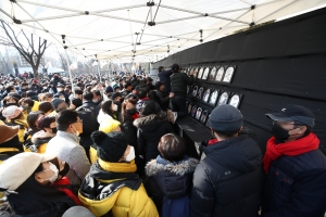 ‘이태원 참사 100일’ 행진 중 서울광장에 분향소 기습 설치