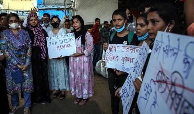 미성년자 결혼에 항의하며 피켓 시위하는 인도 여성들. EPA 연합뉴스