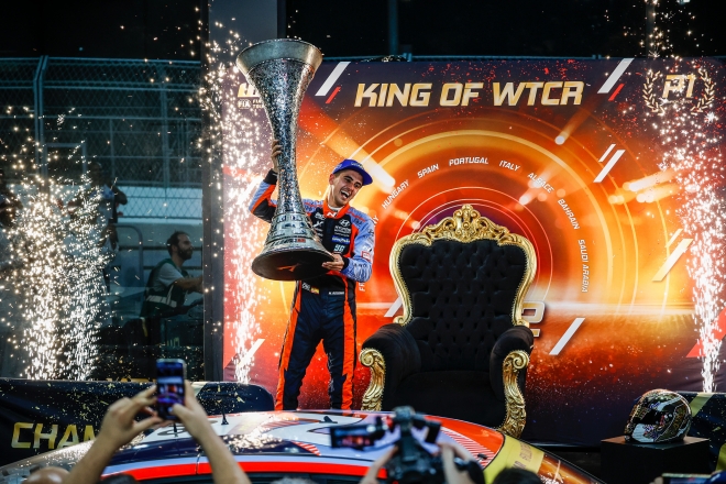 미켈 아즈코나 선수가 지난해 11월 2022 WTCR 사우디아라비아 대회에서 드라이버 부문 종합 우승을 확정 짓고 포디움에 올라서 트로피를 들고 있다. 현대차 제공