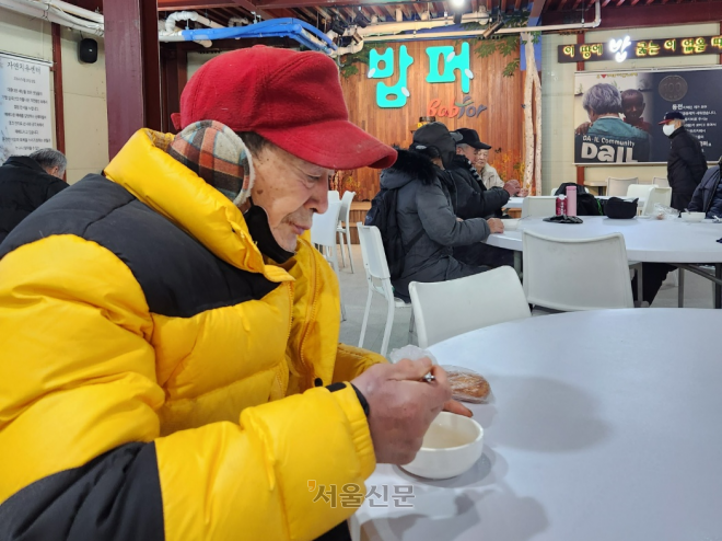 밥퍼나눔운동본부가 아침 무료 나눔을 시작한 지 이틀째인 지난 2일 서울 동대문구 밥퍼에서 박정세(77)씨가 눌은밥을 먹고 있다.