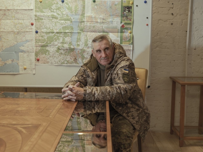 우크라이나 자원봉사자인 시민군으로 구성된 방공부대를 지휘하고 있는 은퇴한 판사인 세르히 사스.  WSJ 캡처
