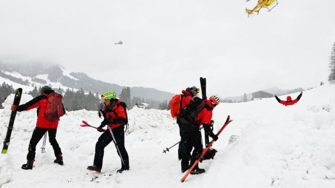 지난 4일(현지시간) 오스트리아 서부 파이버브룬 근처 산악구조대 요원들이 임무를 수행하고 있다. AFP 자료사진