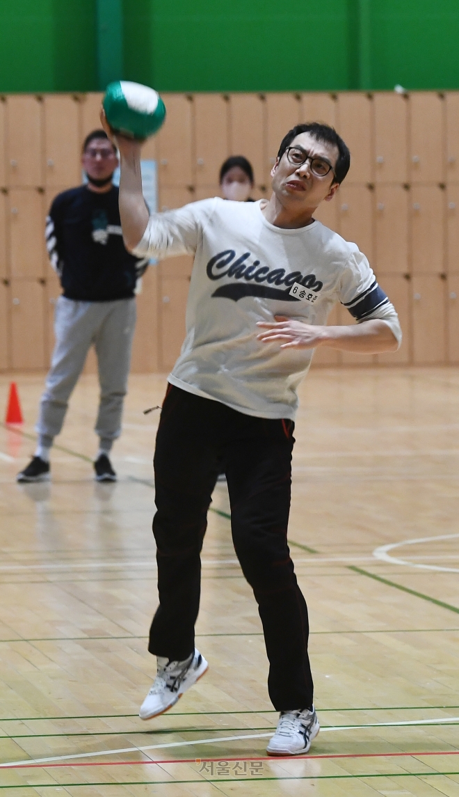 6일 오후 서울 용산구 원효로 다목적 실내체육관에서 열린 2023년도 서울특별시 용산구 공무관(환경미화원) 채용 체력검정 시험진행됐다. 이날 체력검정은 윗몸일으키기와 모래주머니 멀리 던지기, 모래주머니 어깨에 메고 20m 왕복달리기 등으로 진행됐다. 2023.2.6.안주영 전문기자