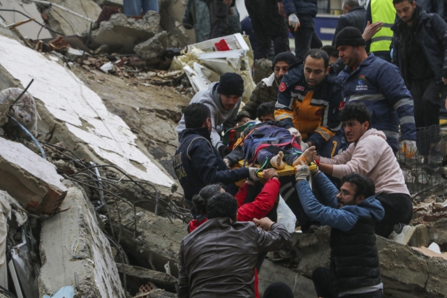 6일(현지시간) 튀르키예 동남부에서 규모 7.8의 강진이 발생했다. 시리아와 국경을 맞댄 지역에서 일어난 이번 강진으로 지금까지 두 나라에서 최소 568명이 사망했다. 사진은 튀르키예 남부 아다나의 붕괴한 건물에서 부상자를 옮기는 구조대 모습. 연합뉴스