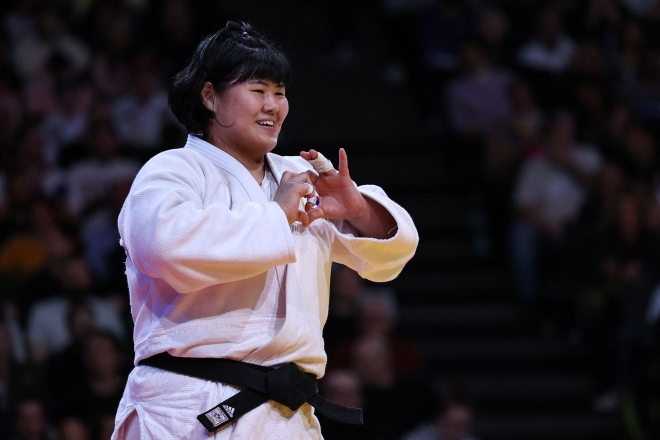 한국 유도의 김하윤이 6일(한국시간) 프랑스 파리에서 열린 국제유도연맹(IJF) 파리 그랜드슬램 여자 78㎏ 이상급 결승전에서 일본의 아키바 마야를 제압하고 금메달을 딴 뒤 손가락으로 하트 모양을 만들어 보이고 있다. 파리 AFP 연합뉴스