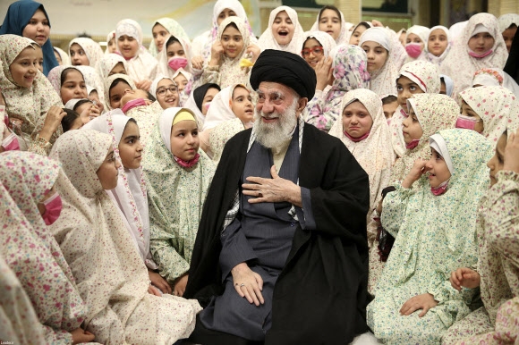 이란 최고 지도자 아야톨라 세예드 알리 하메네이가 테헤란에서 열린 한 행사에서 기도에 앞서 소녀들과 대화하고 있다. 2023.2.3 AFP 연합뉴스