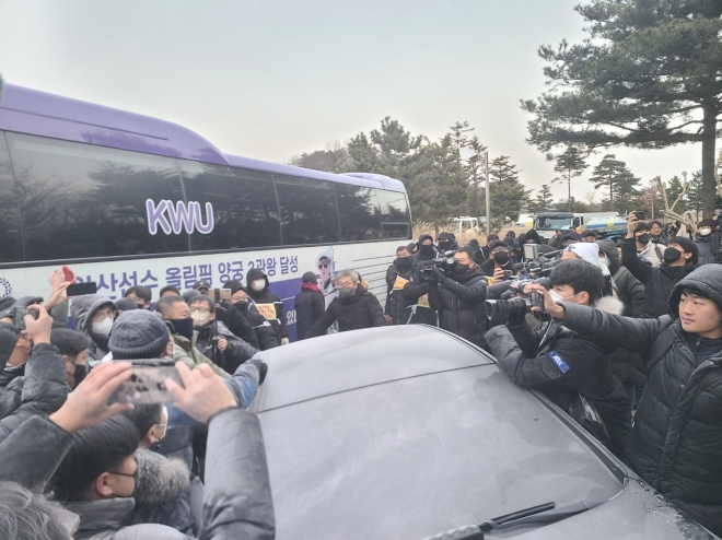 지난 달 1월 17일 법원 및 인천국제공항공사 측이 스카이72골프장에 대한 강제집행을 위해 진입을 시도하고 있다.