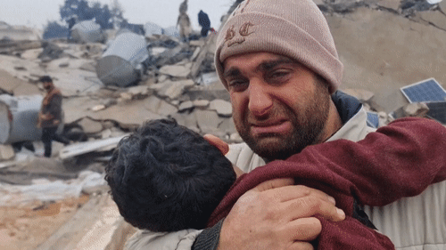 지진 속에서 아들과 함께 가까스로 살아남은 시리아 주민