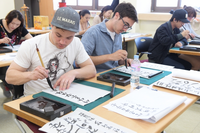 순천향대 외국인 유학생들이 한국 전통수업을 체험하고 있다. 순천향대 제공