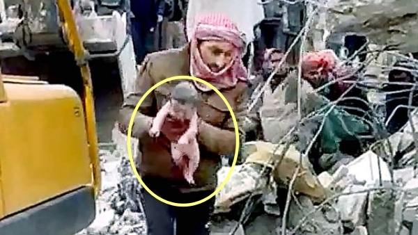 6일(현지시간) 튀르키예와 시리아에서 강진으로 3600명 이상의 사망자가 발생한 가운데 시리아의 한 지역에서 구조대원이 잔해 속에서 막 태어난 아기를 안고 밖으로 나오는 영상이 SNS에 공유됐다. 트위터 캡처