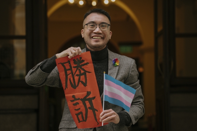홍콩 트렌스젠더 활동가 헨리 에드워드 쯔가 지난 6일 홍콩 법원의 판결을 환영하며 ‘승소’라고 적힌 종이를 들어보이고 있다. 2023.2.7. AP연합뉴스