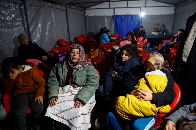 지진 피해 대피소에 머무는 튀르키예 주민들
