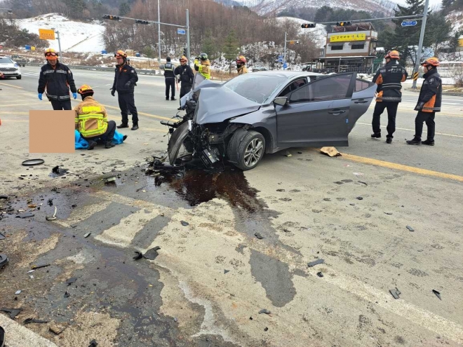 7일 오후 1시 51분쯤 국도 38호선 강원 정선군 신동읍 가사리 구간에서 승용차가 가드레일과 신호등 기둥을 들이받았다.