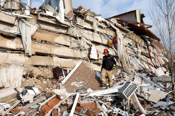 튀르키예에서 초대형 지진이 발생한 다음날인 7일 하타이 지역에서 한 구조자가 생존자를 찾기 위해 수색에 나서고 있다. 하타이 로이터 연합뉴스