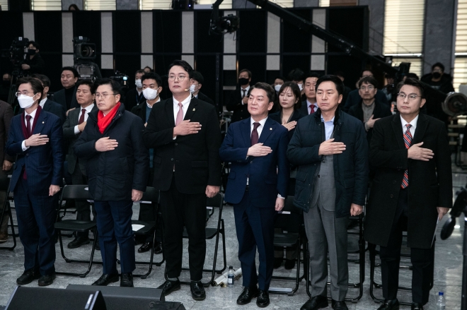 국민의힘 당 대표 후보자들과 최고위원 후보자들이 7일 오전 서울 강서구 ASSA빌딩 방송스튜디오에서 열린 국민의힘 제3차 전당대회 비전발표회에서 국민의례를 하고 있다. 도준석 기자