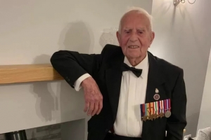 ‘독일 어뢰 공격받고 전사’ 통지됐던 영국 할아버지 100세 생일잔치